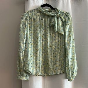 Green blouse great condition no rips or tears size M